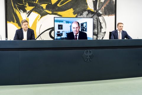 Hybride Pressekonferenz zum Gaspreisdeckel mit Wirtschaftsminister Robert Habeck, dem in Quarantäne befindlichen Bundeskanzler Olaf Scholz und Finanzminister Christian Lindner (von links)