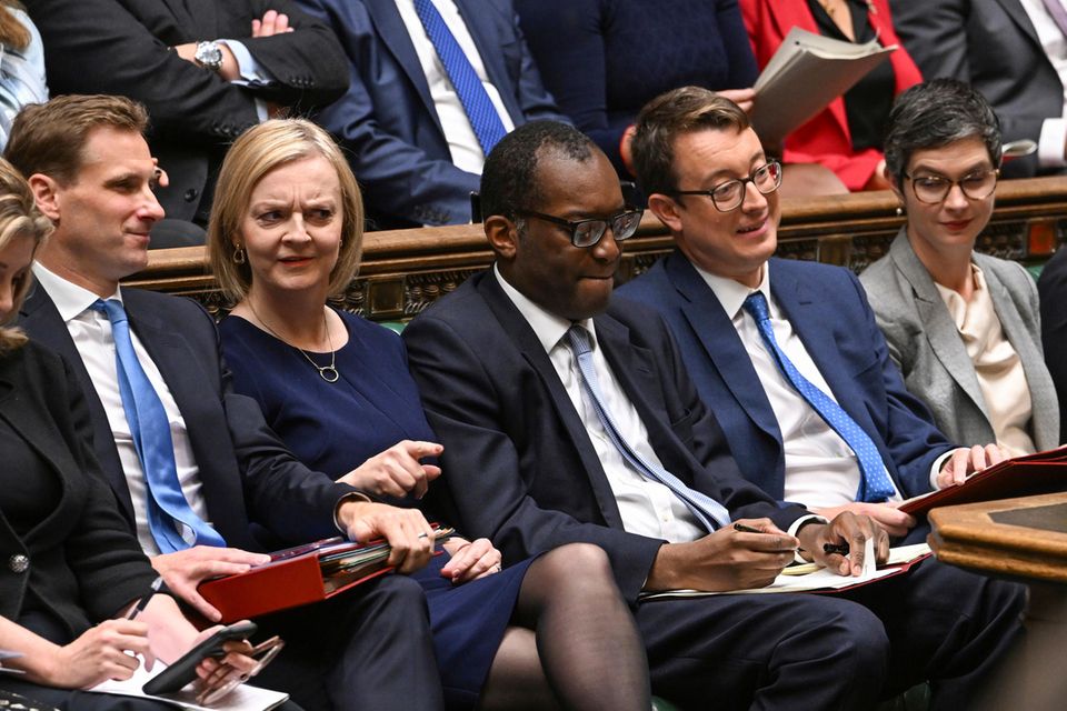 Seit Premierministerin Liz Truss (zweite von links) und Finanzminister Kwasi Kwarteng (rechts daneben) am vergangenen Freitag ihre Steuerpläne vorstellten, befindet sich das britische Pfund im Tiefflug