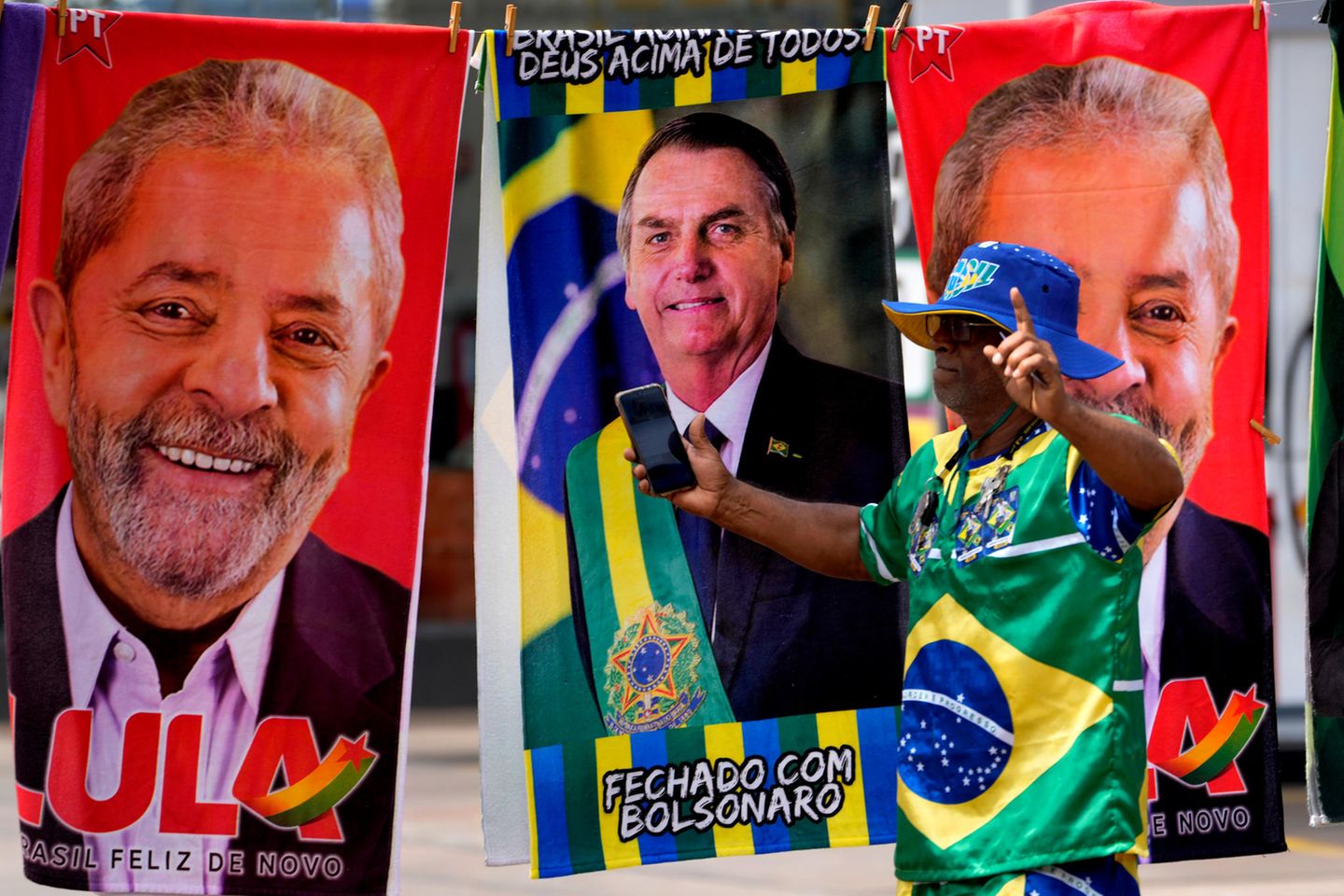 Bei einem Straßenhändler in Brasilia gibt es die Kandidaten auf Handtüchern zu kaufen