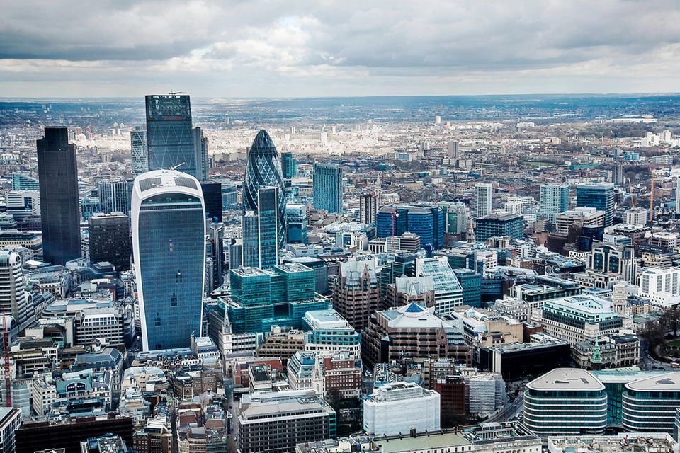 Luftansicht des Finanzdistrikts in London mit dem Walkie Talkie Building