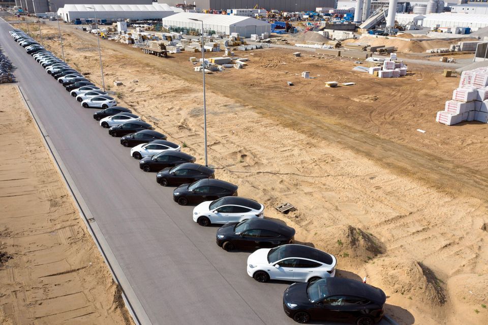 Beim Gewinnwachstum war Tesla die Nummer zwei dieser Liste. Der Gewinn stieg laut „Fortune“ im Geschäftsjahr 2021 um 666 Prozent auf 5,5 Mrd. Dollar. Das Umsatzplus von 71 Prozent auf 53,8 Mrd. Dollar katapultierte den E-Autobauer von Elon Musk um 150 Plätze auf Rang 242. Tesla lieferte 2021 so viele Fahrzeuge wie noch nie aus. Für das US-Unternehmen war es erst das zweite Jahr auf der „Fortune Global 500“-Liste.