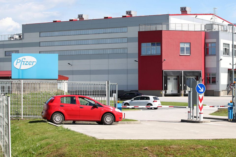 Auch die Kooperation mit dem deutschen Unternehmen Biontech beim Corona-Impfstoff hat dem US-Pharmariesen Pfizer einen enormen Umsatzzuwachs beschert. Der verdoppelte sich dem Ranking zufolge knapp (plus 94 Prozent) auf 81,3 Mrd. Dollar. Pfizer stieg um 144 Plätze auf Rang 137. Der Gewinn erhöhte sich den Angaben zufolge um 129 Prozent auf 22 Mrd. Dollar.