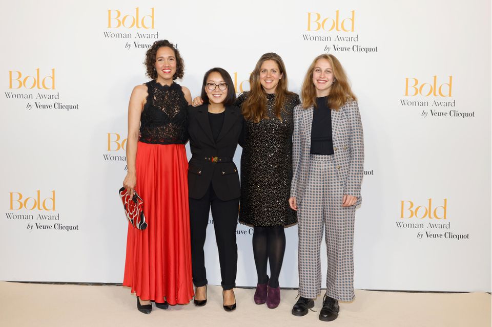 Die Finalistinnen Nicole Büttner, Bettine Schmitz, Maru Winnacker und die Preisträgerin Nina Mannheimer (von links)