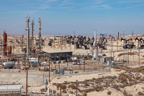 Ölpumpen auf dem Belridge-Ölfeld in Kalifornien