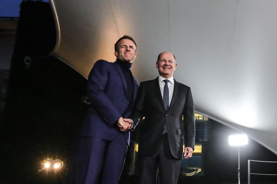 Auch wenn sie noch so tapfer lächeln: Das Verhältnis zwischen Präsident Macron (l.) und Kanzler Scholz ist getrübt