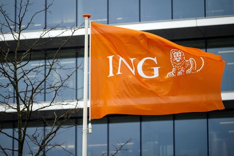 Eine orangene ING-Flagge flattert vor dem Hauptsitz in Amsterdam im Wind