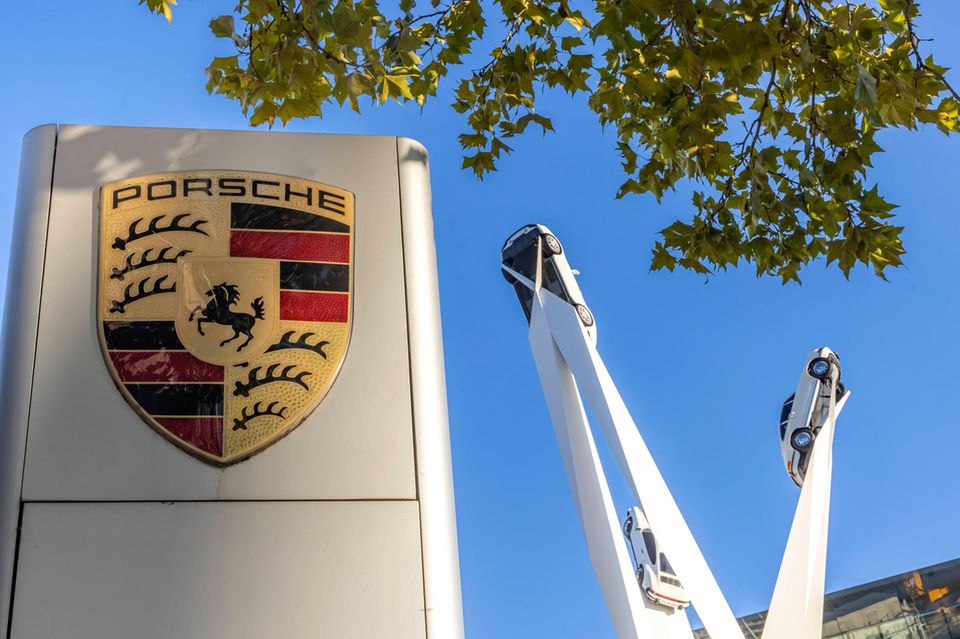 Porsche-Zentrale in Stuttgart: Nach dem Börsengang des Sportwagenbauers prüft die Konzernmutter Volkswagen weitere IPOs