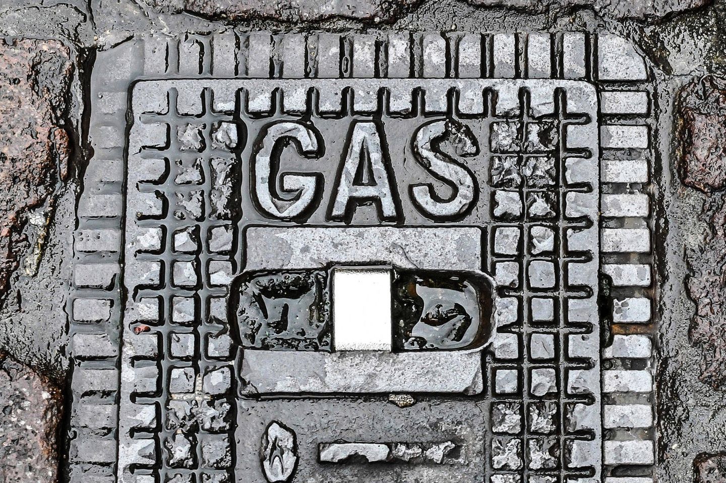 Deckel über einer Gasleitung: Ob Deutschland in diesem Winter vor einem Engpass steht, kann aktuell noch schlecht projeziert werden