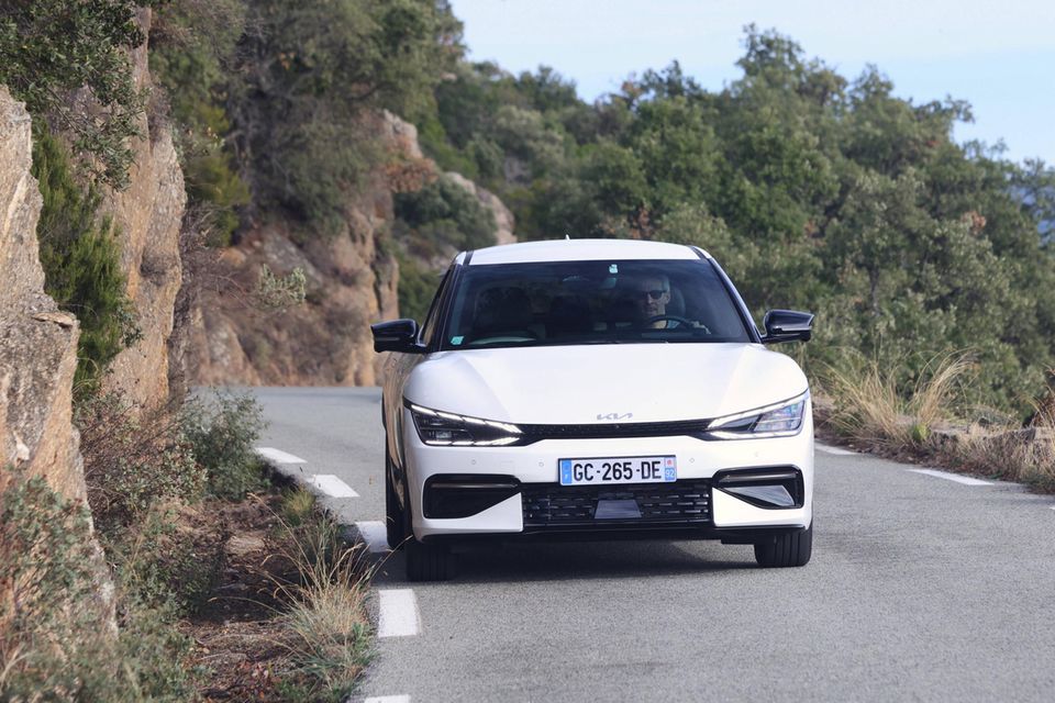 „Das Mittelklasse-Modell KIA EV6 geht segmentübergreifend mit einem Wert von 1,03 als Gewinner aus der dritten Ausgabe des P3 Charging Index hervor“, hieß es bei der Vorstellung des Tests. „Damit ist der KIA EV6 gleichzeitig auch das erste E-Fahrzeug, das den Idealwert von 1,0 im P3 Charging Index übertrifft.“ Der Südkoreaner habe im Wettstreit mit den Oberklasse-Modellen seine etwas geringere Ladeleistung mit der sehr hohen Energieeffizienz auf der Straße ausgleichen können, so das Urteil der Tester. 20 Minuten an der Ladesäule reichte demnach für 309 Kilometer Reichweite.