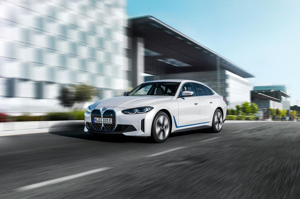 Der BMW i4 eDrive40 lädt laut dem P3 Charging Index 2022 nach 20 Minuten maximaler Ladeleistung Strom für 235 Kilometer. Das ergab einen Indexwert von 0,78. Der BMW i4 eDrive40 belegte damit Platz drei in der Mittelklasse und Rang sieben unter allen Klassen.