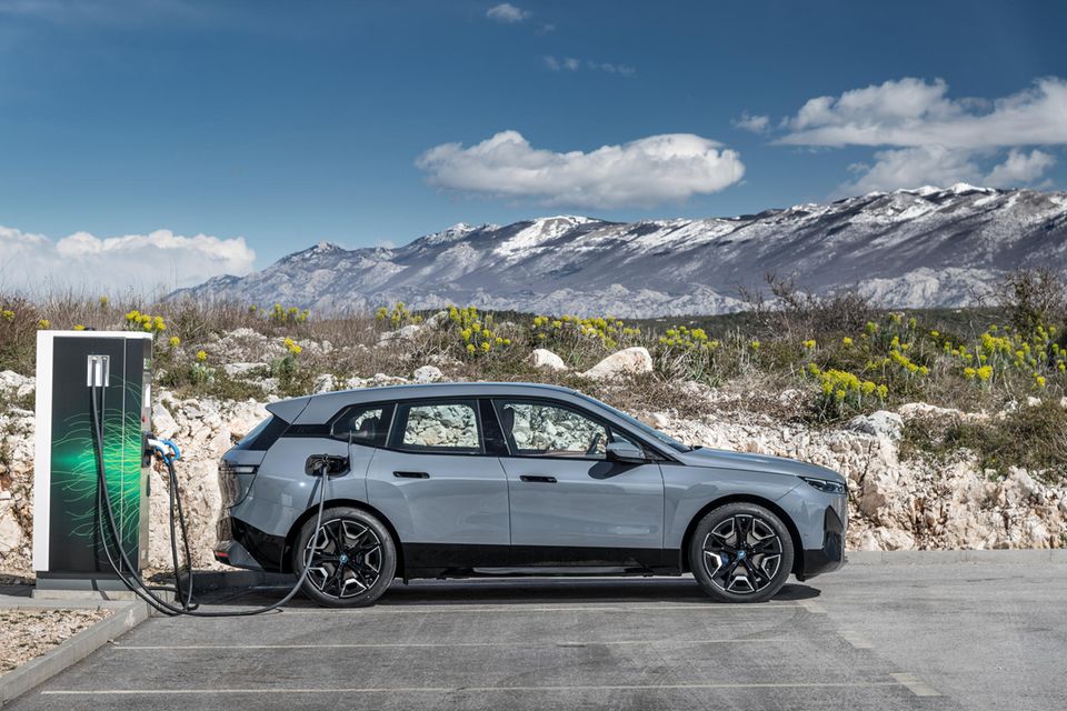 Der dritte Platz im Lade-Ranking der E-Autos ging an zwei Modelle mit einem Indexwert von jeweils 0,91. Den erreichte der BMW iX xDrive50 mit einer Ladeleistung von 272 Kilometern binnen 20 Minuten. Der Oberklasse-SUV war 2021 auf den Markt gekommen und erstmals im Test vertreten.