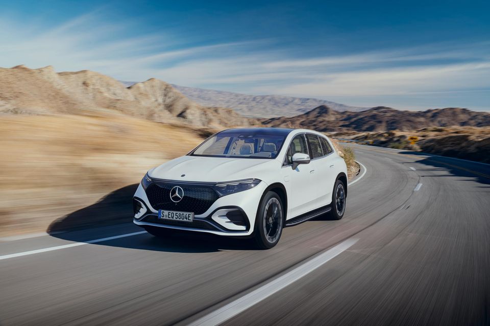 Der Mercedes-Benz EQS450+ war auf Platz zwei zugleich die Nummer eins aus Deutschland und der Lade-Sieger in der Oberklasse. Die Luxuslimousine aus Stuttgart konnte laut der Untersuchung binnen 20 Minuten 275 Kilometer Reichweite laden. Das ergab einen Indexwert von 0,92. Eigentlich sieht das Ranking einen perfekten Höchstwert von 1,00 vor. Der diesjährige Sieger aber sprengte die bisherigen Erwartungen.