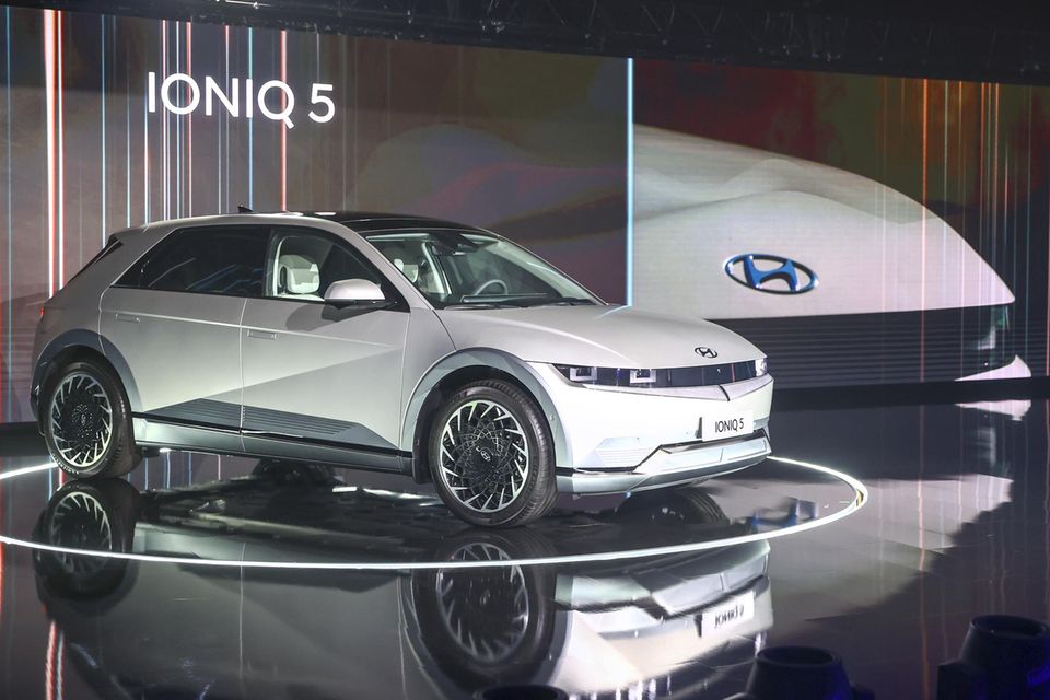 Beim zweiten Modell auf Platz drei deutet sich der Triumph des Spitzenreiters bereits an. Der Hyundai IONIQ 5 kostet weniger als die Hälfte des ebenfalls drittplatzierten BMW iX xDrive50, kann innerhalb von 20 Minuten aber ebenfalls genug Strom für weitere 272 Kilometer laden, wie P3 mitteilte.