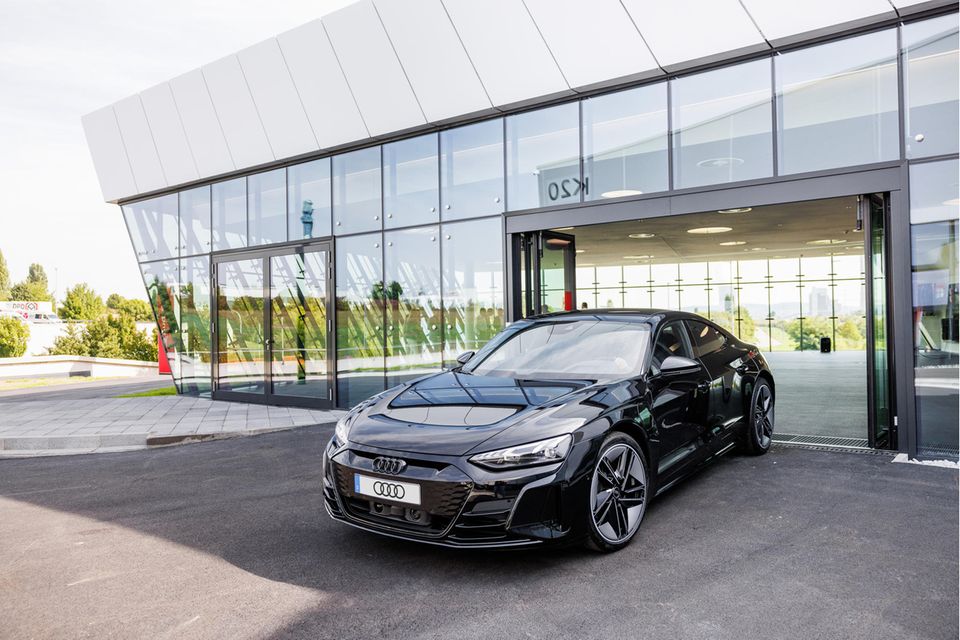 Ein E-Auto der Oberklasse lädt nicht automatisch viel schneller als ein günstigeres Modell. Das zeigt sich bereits im Mittelfeld der Top 10 des Lade-Tests von P3. Das Oberklasse-Modell  Audi e-tron GT quattro kam mit einer 20-Minuten-Reichweite von 237 Kilometer nur ganz knapp vor dem BMW i4 auf Platz sechs des Rankings. Ein Indexwert von 0,63 bedeutete Platz vier unter den fünf analysierten Oberklasse-Modellen.
