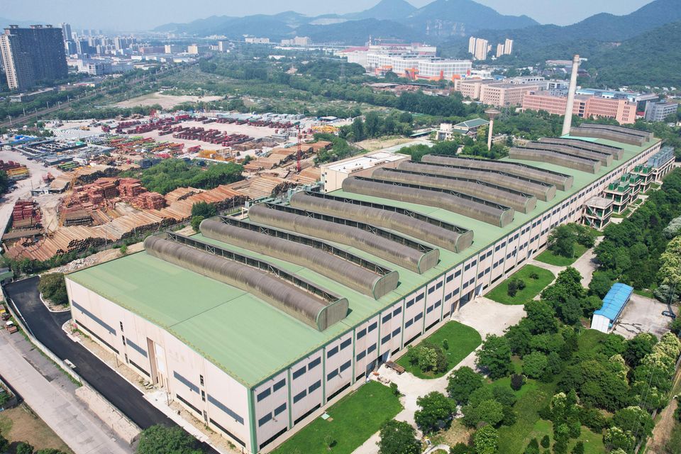 Der Stahlkonzern Hangzhou Iron & Steel Group ist laut der Nachrichtenagentur Reuters vorwiegend im Osten Chinas tätig. Das Privatunternehmen stieg auf Platz 336 neu in die Liste ein. Der Umsatz erhöhte sich den Angaben zufolge um 84 Prozent auf 41,0 Mrd. Dollar. Der Gewinn sei auf 349,8 Millionen Dollar verdoppelt worden.