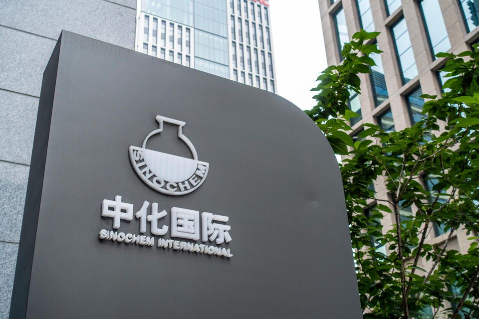 Das staatliche Chemieunternehmen Sinochem Holdings entstand im Mai 2021 durch die Fusion von Sinochem und ChemChina. Der neue Riese stieg mit einem Umsatz von 172,3 Mrd. Dollar (plus 41 Prozent) auf Platz 31 des „Fortune“-Rankings ein. Der Chemiekonzern war zugleich gemessen am Umsatz die Nummer neun in China. Allerdings verzeichnete Sinochem den Angaben zufolge im ersten Jahr nach der Fusion einen Verlust von 197,7 Mrd. Dollar (minus 1732 Prozent).