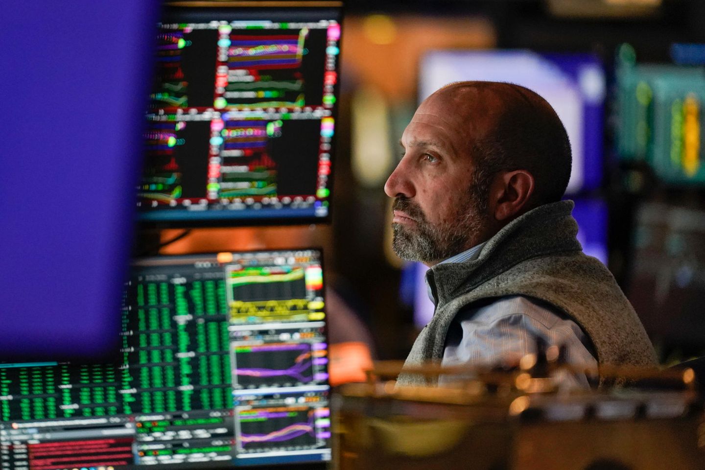 Ein Händler an der New Yorker Börse schaut auf seine Monitore