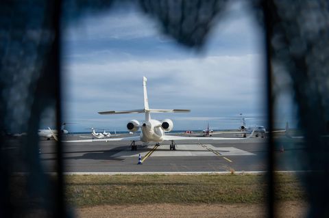 Ein Flugzeug in Parkposition