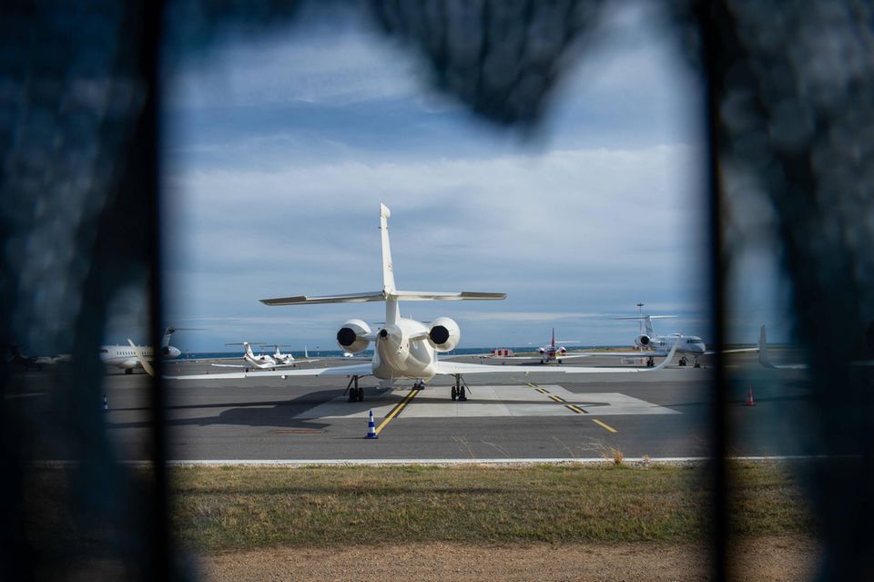 Ein Flugzeug in Parkposition