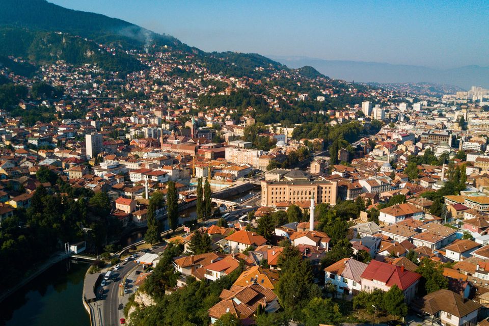 Bosnien und Herzegowina ist für deutsche Unternehmen außerhalb der EU der zweitwichtigste Markt für Arbeitskräfte. Fast jeder zehnte Ausländer mit Arbeitserlaubnis (neun Prozent) stammte Ende 2021 aus dem Balkanstaat, wie Destatis mitteilte. Das habe 26.300 Menschen entsprochen.