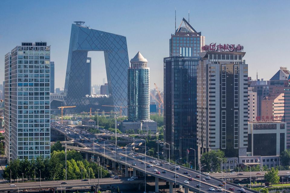 16.700 chinesische Erwerbstätige waren Ende 2021 in Deutschland tätig. Viele von ihnen dürften ebenfalls per Blue Card eingereist sein. Die Blue Card wurde 2012 in der EU eingeführt, um hochqualifizierte Fachkräfte aus dem EU-Ausland anzuwerben. Zudem gibt es ein Projekt der Bundesagentur für Arbeit mit der TU Dresden, mit dem chinesische Arbeitssuchende mt Berufsabschluss auf den deutschen Arbeitsmarkt vorbereitet werden sollen.