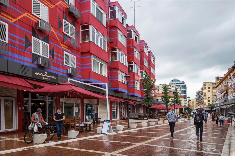 #7 Albanien Knapp vor Nordmazedonien kam dessen westlicher Nachbar auf Platz sieben des Destatis-Rankings. Die Behörde registrierte Ende 2021 rund 13.800 Arbeitskräfte mit entsprechender Aufenthaltserlaubnis aus Albanien.
