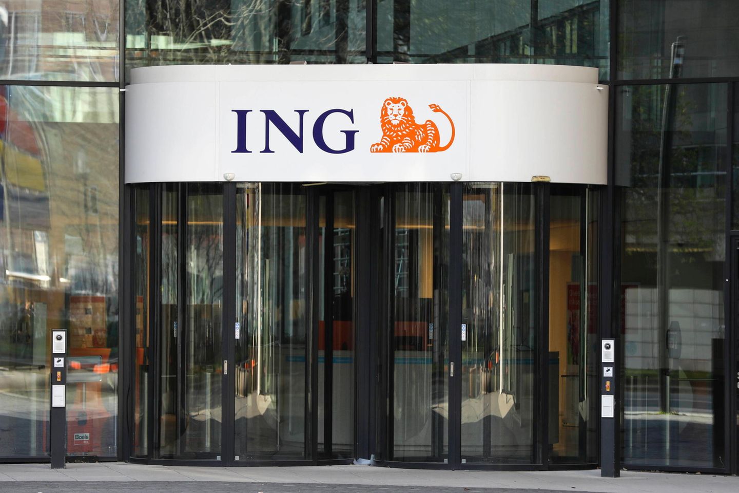 Logo der ING Bank am Eingang zum Hauptsitz der Bank in Frankfurt am Main