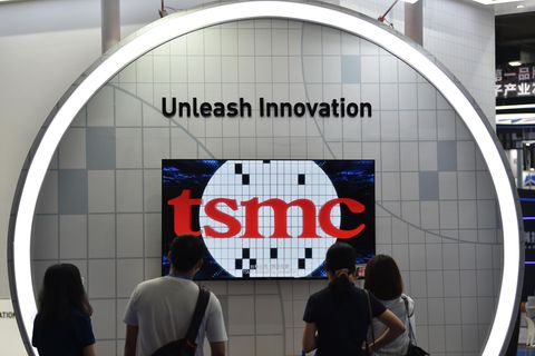 Besucher TSMC-Stand auf dem World Semiconductor Congress 2022 in Nanjing