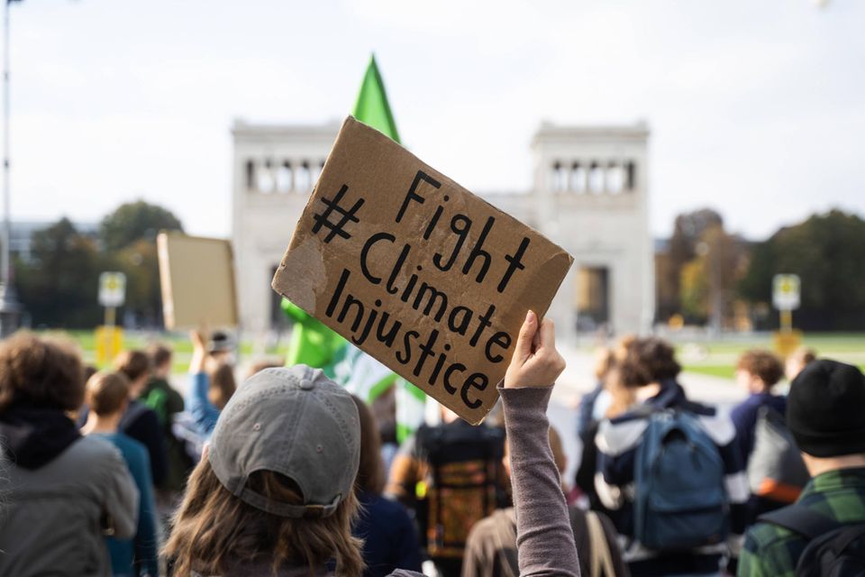 Klimawandel stellt die größte Herausforderung für die Jugend von heute dar – dieser Aussage stimmten 51 Prozent aller Teilnehmer zu. Unter den 18- bis 24-Jährigen waren es den Angaben zufolge 47 Prozent. Die Online-Erhebung wurde zwischen dem 1. und 3. August 2002 durchgeführt.