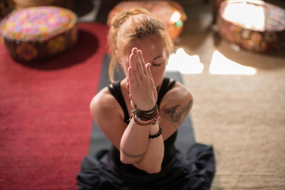 Nur bei einem Thema sahen sich junge Menschen selbst stärker betroffen als die Gesamtbevölkerung. Lediglich 17 Prozent aller Befragten machten die mentale Gesundheit als größte Herausforderung für die heutige Jugend aus. Bei ihnen lag dieses Thema auf Platz sechs. Die 18- bis 24-Jährigen hingegen sahen zu 38 Prozent hierin ihre größte Herausforderung in der Zukunft.