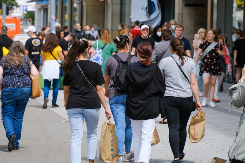 Extrem weit auseinander ging die Meinung der jüngeren und aller Befragten bei der finanziellen Absicherung der heutigen Jugend. Alle Teilnehmer sahen dies zu 46 Prozent als die drittgrößte Herausforderung. Die Jüngeren stimmten selbst nur mit 25 Prozent zu, was in diesem Ranking Platz vier bedeutet.