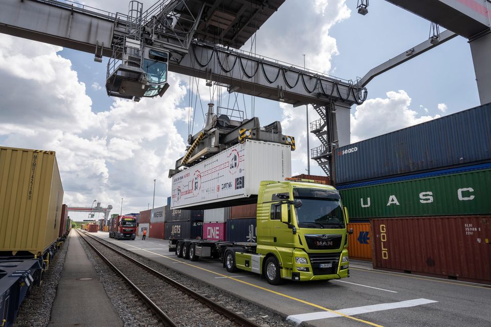 In Ulm betreiben Deutsche Bahn und MAN ein Automatisierungsprojekt, das den Container-Umschlag von der Straße zur Schiene schneller, effizienter und planbarer abwickeln soll.