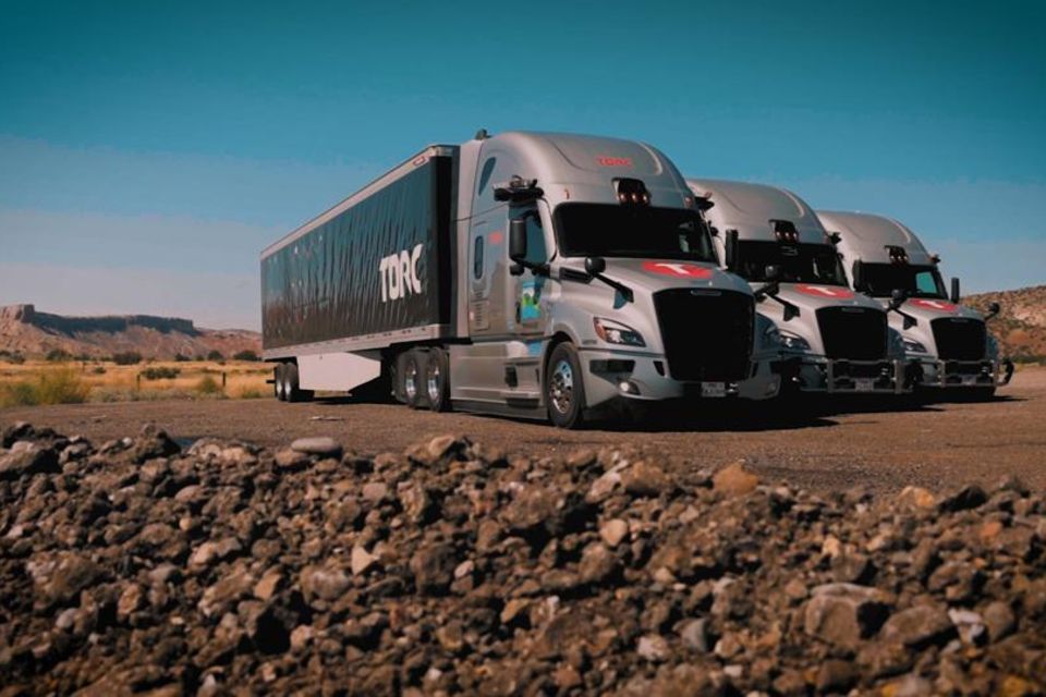 Für amerikanische Highways entwickelt Daimler mit spezialisierten Technologiepartnern selbtfahrende Trucks.