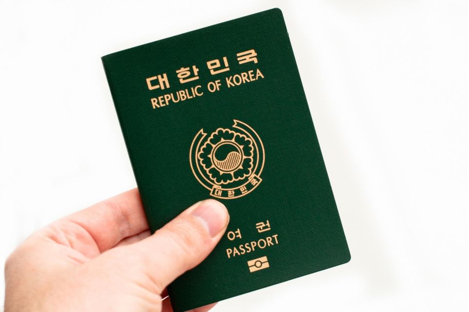 Europäische Länder dominieren zwar zahlenmäßig die Top 10. Die Spitzenpositionen aber werden von Staaten aus Asien gehalten. Die Republik Korea und Singapur genießen in dieser Hinsicht weltweit das größte Vertrauen. 192 Länder erlauben Bürgern dieser Länder die visumfreie Einreise. Singapur hatte vor zehn Jahren noch auf Platz acht (161 Länder) gelegen, Korea auf Rang neun (160 Länder).