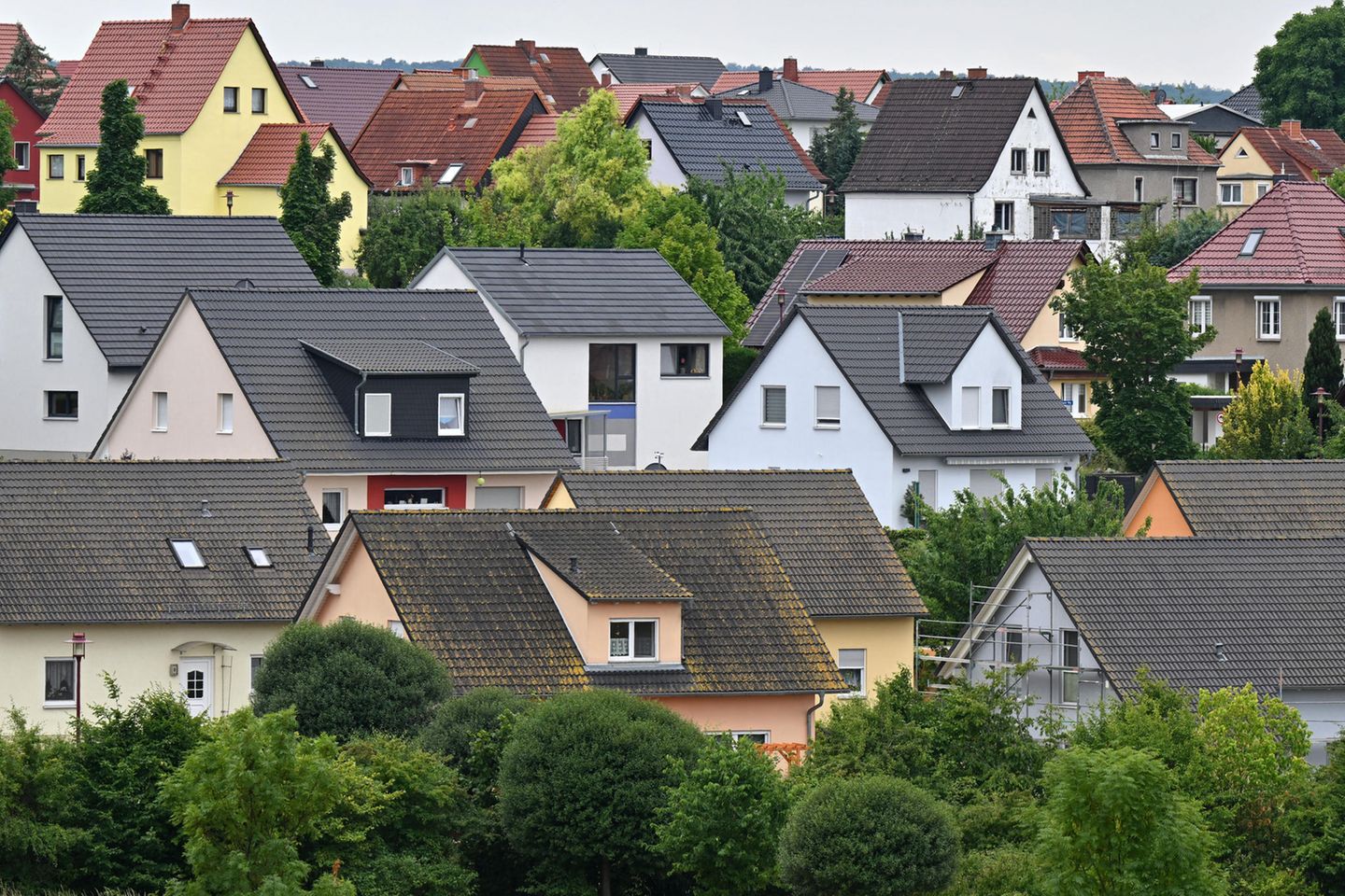 Einfamilienhäuser stehen am Erfurter Stadtrand