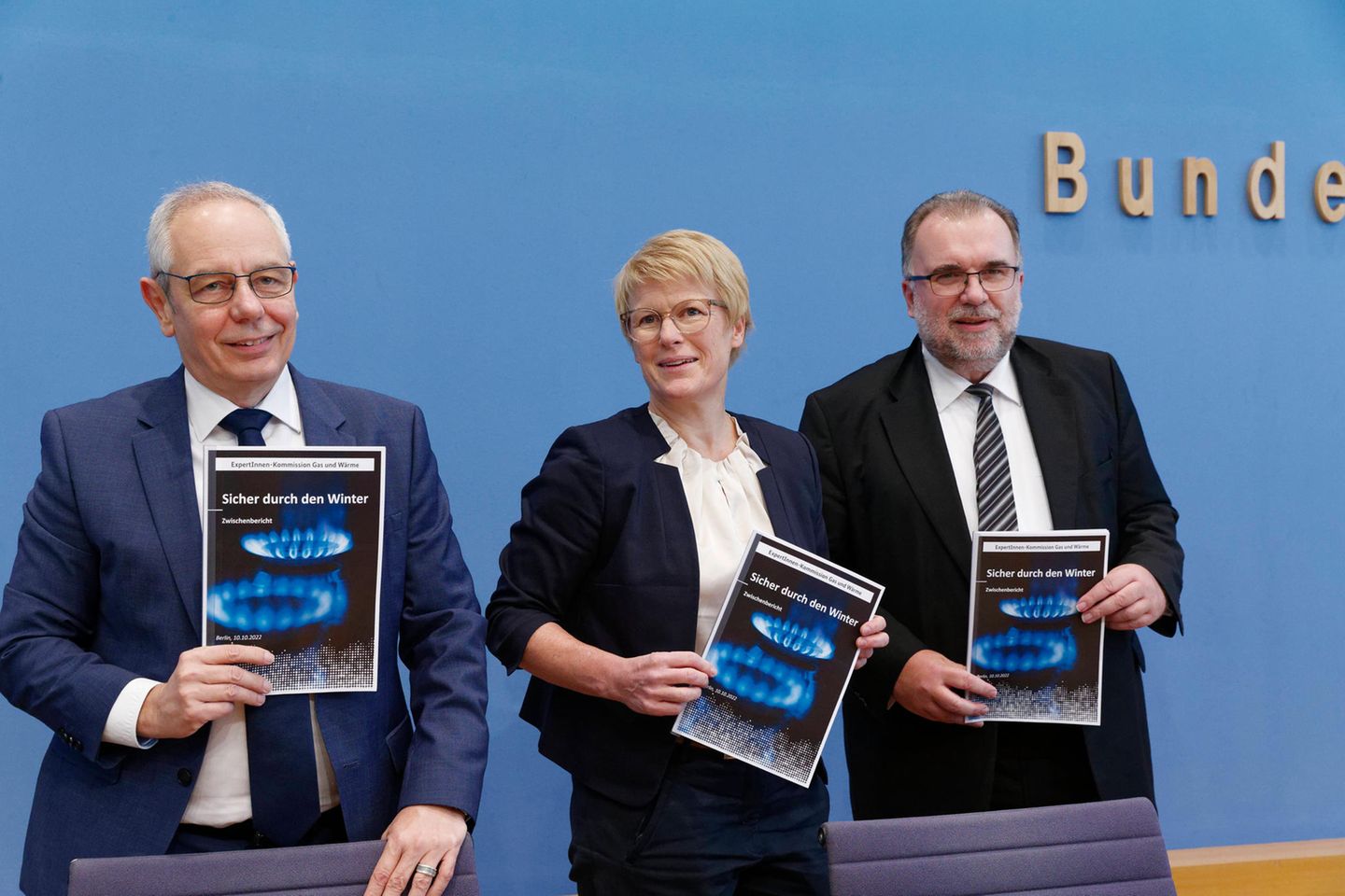 Die Sprecher der Expertenkommission Erdgas und Wärme stellen ihren Zwischenbericht vor