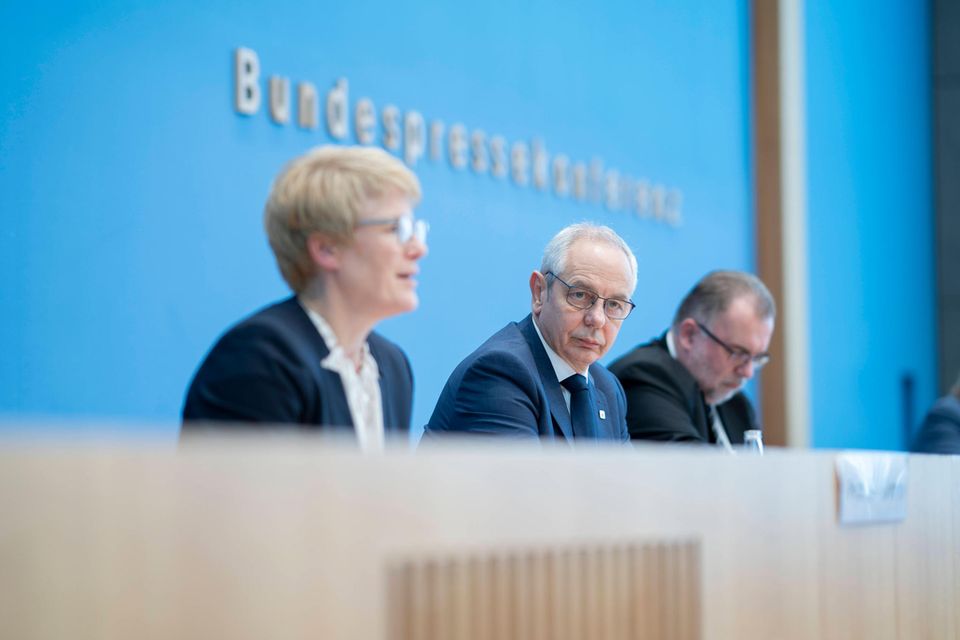 Eine Expertenkommission um Veronika Grimm (vorne) hat der Bundesregierung erste Vorschläge zur Gaspreisbremse gemacht