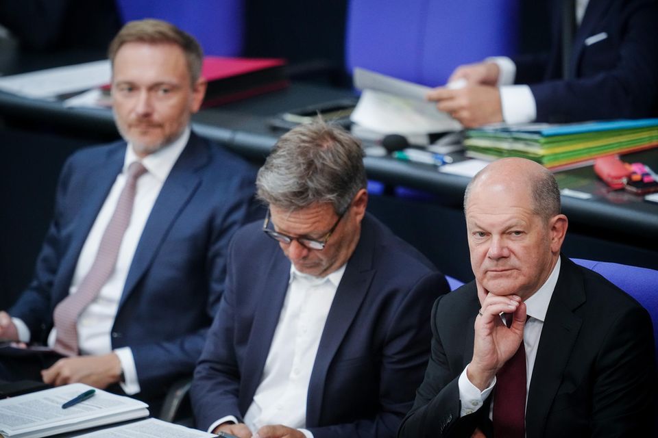 Christian Lindner, Robert Habeck und Olaf Scholz (v.l.n.r.) sitzen auf der Regierungsbank im Bundestag