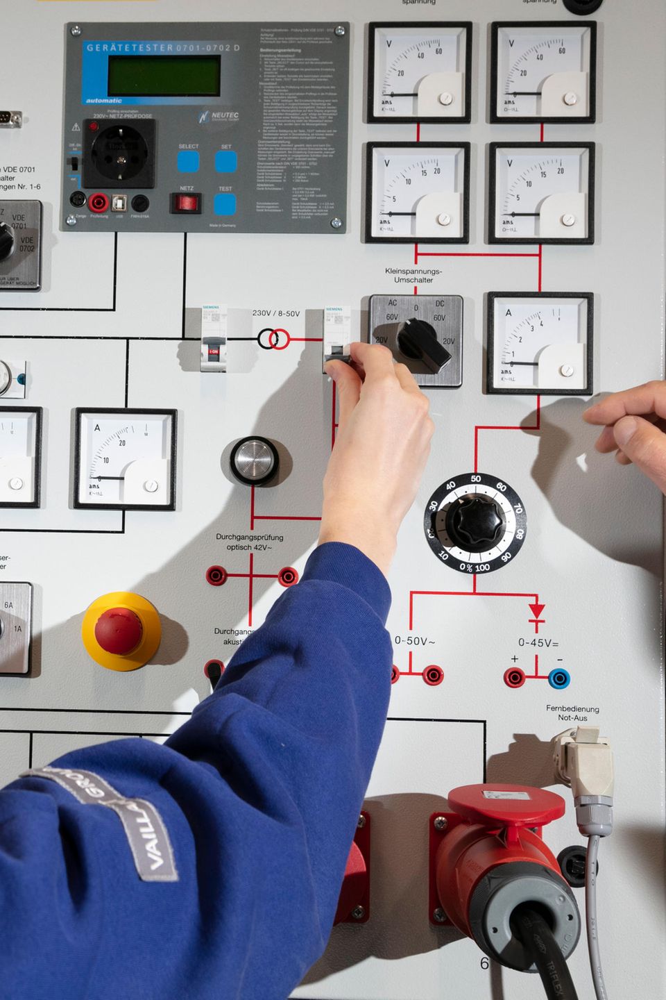 Angehende Mechatroniker müssen eine Menge über Elektronik lernen