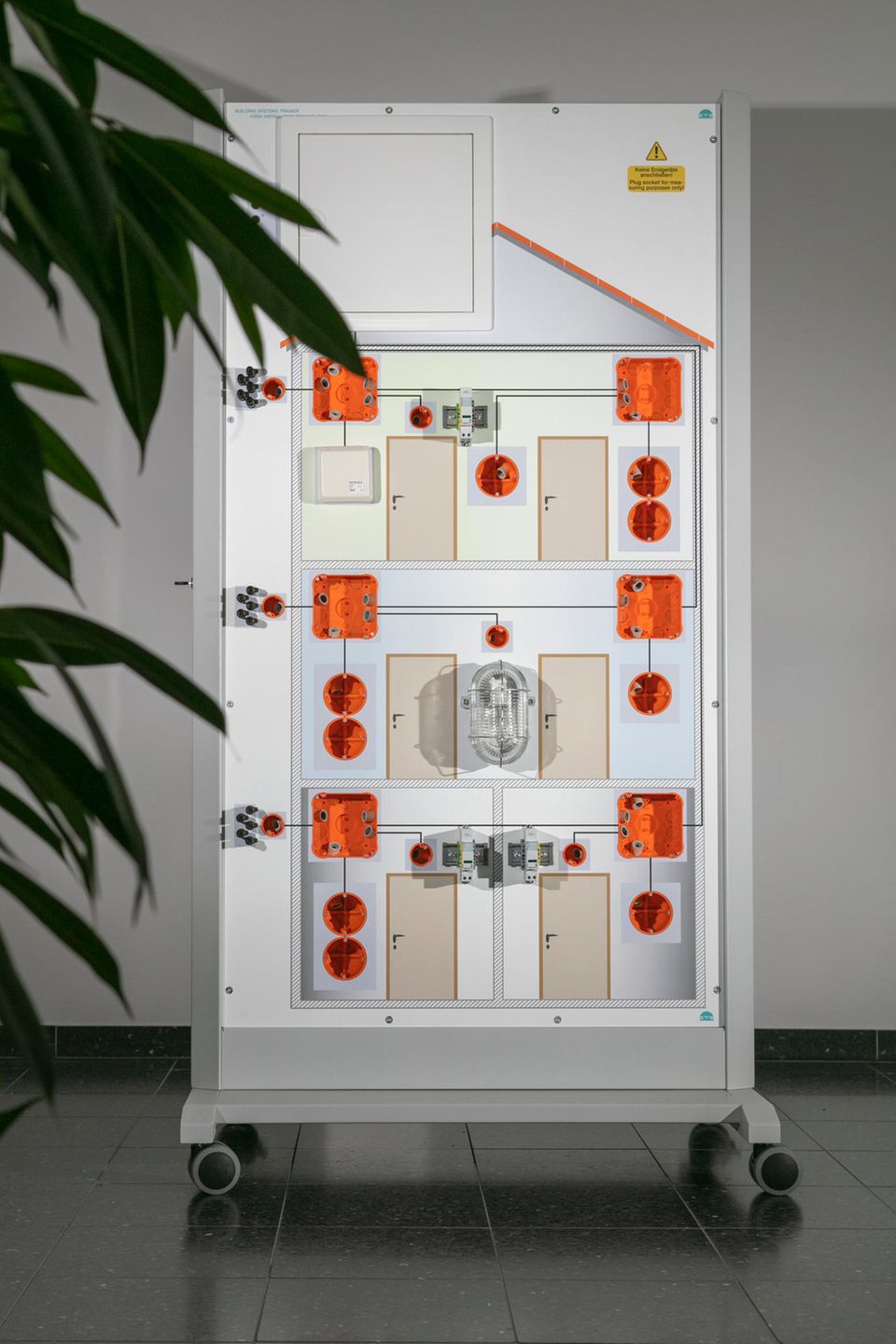 In der Ausbildung üben die Elektroniker den Aufbau von Schaltkreisen