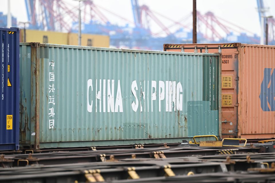 Container von „China Shipping“ im Hamburger Hafen: Die Linie der EU gegen China soll deutlich schärfer werden – und das könnte auch den Logistik-Sektor betreffen