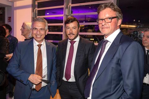 René Benko (Mitte) pflegt intensive Kontakte in die Politik – und das nicht nur in seinem Heimatland Österreich. Hier empfängt er den umstrittenen Frankfurter Oberbürgermeister Peter Feldmann (links) bei der Eröffnung der umgebauten Galeria Filiale in Frankfurt 