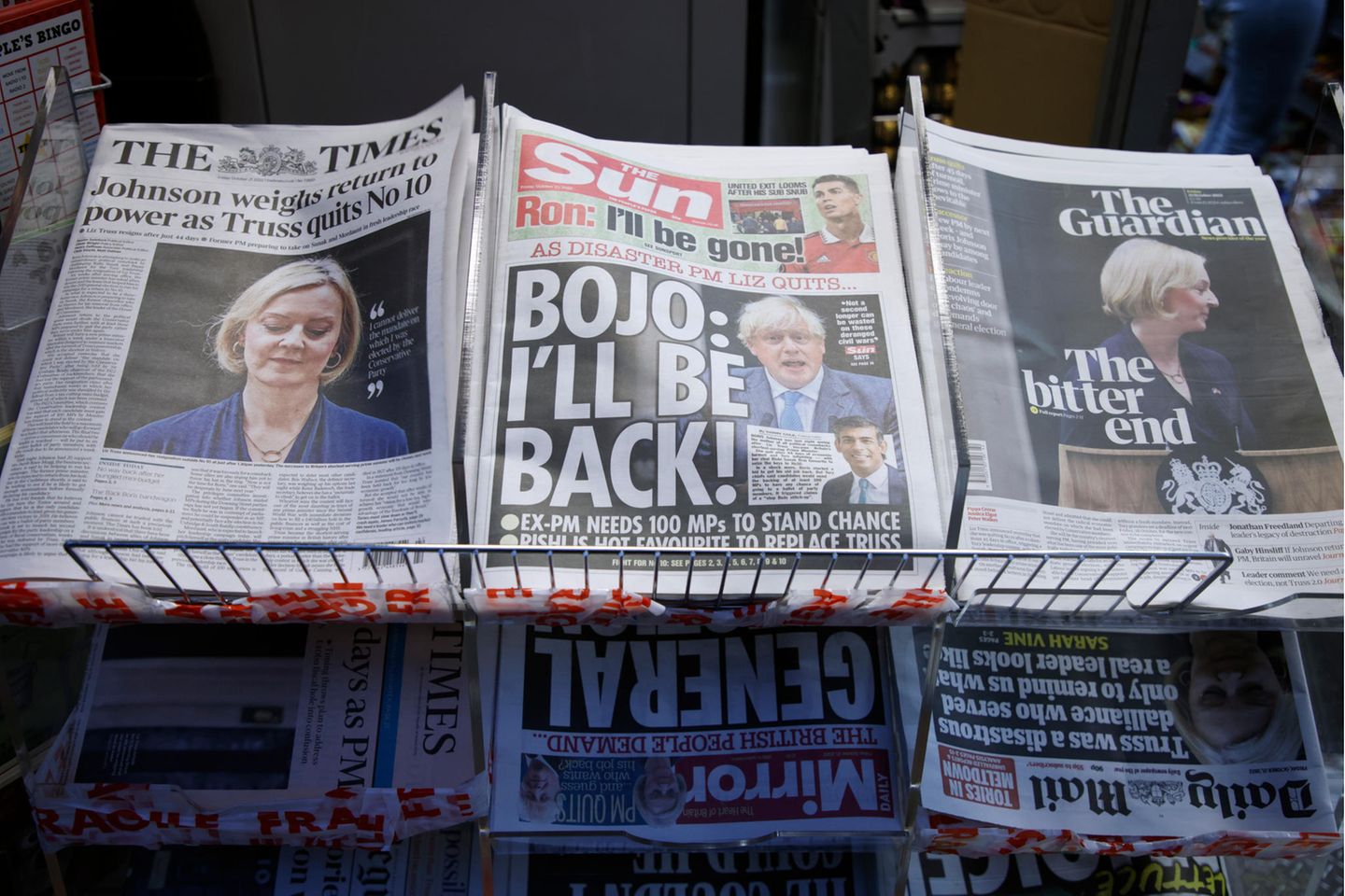 Schlagzeilen britischer Zeitungen am Tag nach dem Rücktritt von Liz Truss