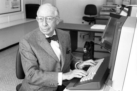 André Kostolany mit elektrischer Schreibmaschine