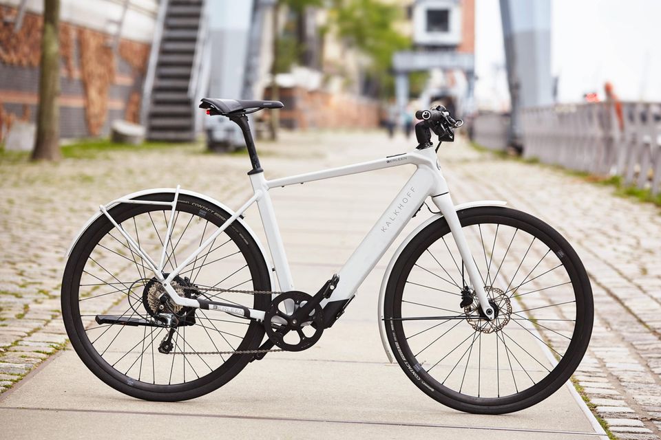 Auf eine mehr als hundertjährige Firmengeschichte blickt auch Kalkhoff zurück. Der Hersteller aus Cloppenburg konnte sich knapp vor Haibike mit 4,4 Prozent den dritten Platz des Rankings sichern. Das unterstreicht, wie stark der Spitzenreiter die Liste der beliebtesten E-Bike-Marken dominiert. Denn auch der Zweitplatzierte blieb im einstelligen Prozentbereich.