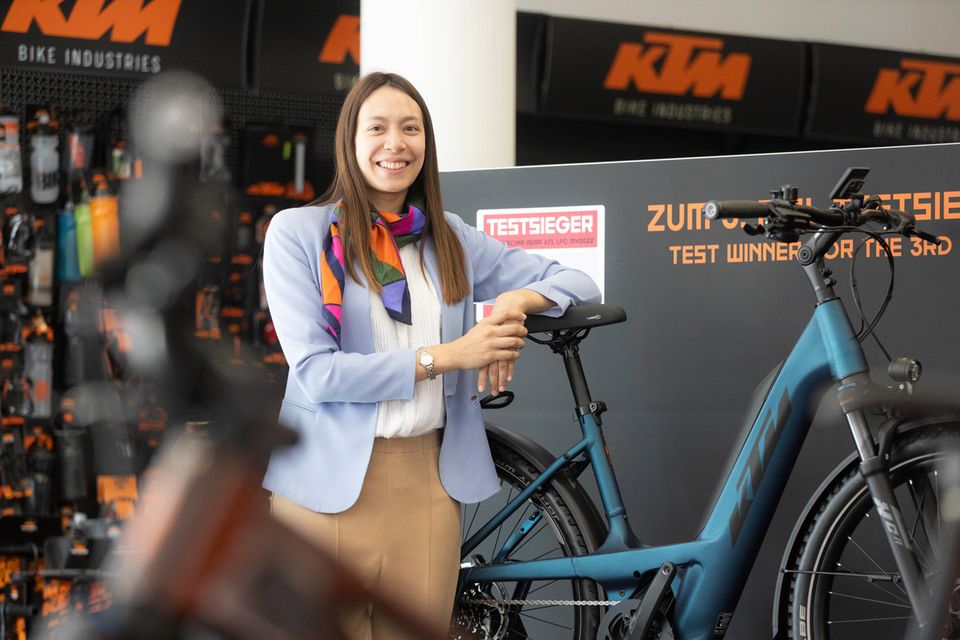 Das österreichische Unternehmen KTM gehört zu den beliebtesten Motorradmarken in Deutschland. Bei den E-Bikes belegte es sogar den zweiten Platz. Dafür genügten 6,5 Prozent Marktanteil bei Check24. Im Bild: Geschäftsführerin Johanna Urkauf.