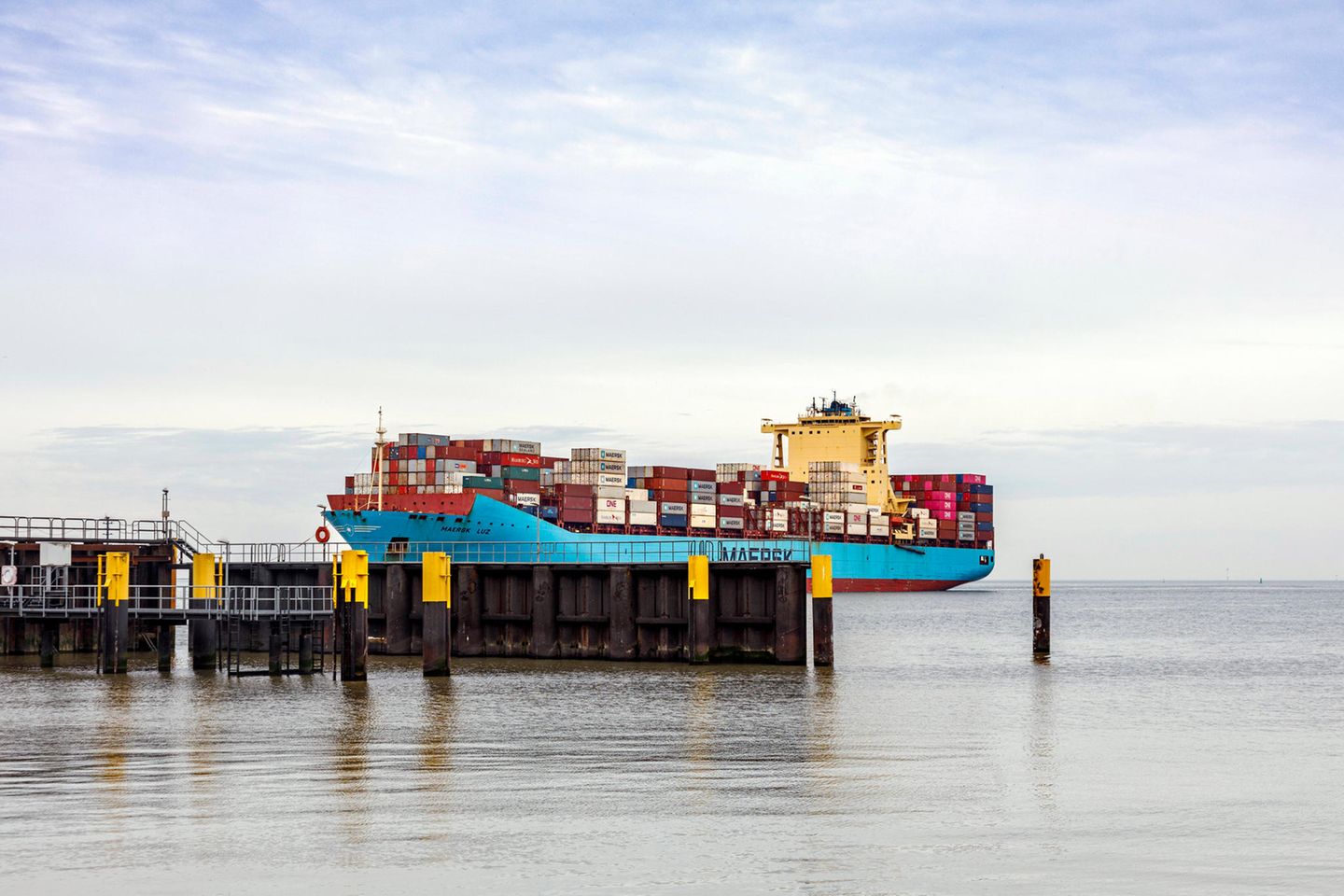 Ein Containerschiff fährt in den Hafen von Bremerhaven ein