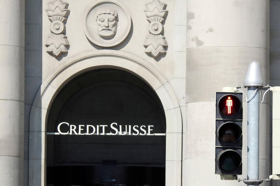 Credit Suisse Schriftzug an einem Gebäude