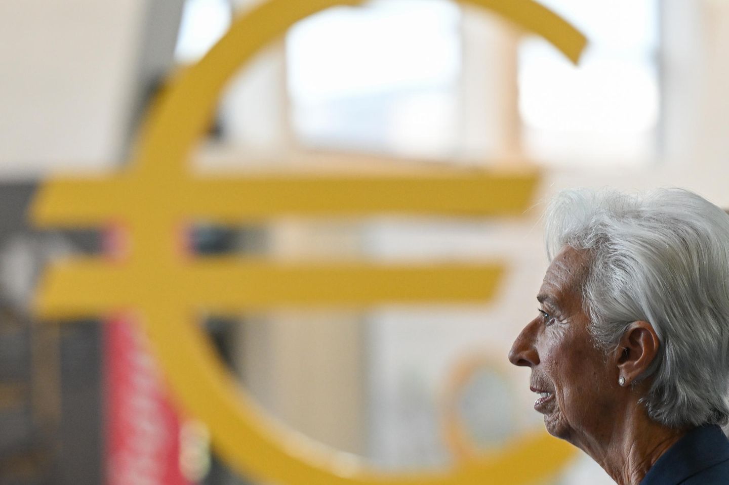 EZB-Chefin Lagarde kommt beim Gang durch die Eingangshalle der EZB an einem Euro-Zeichen vorbei.