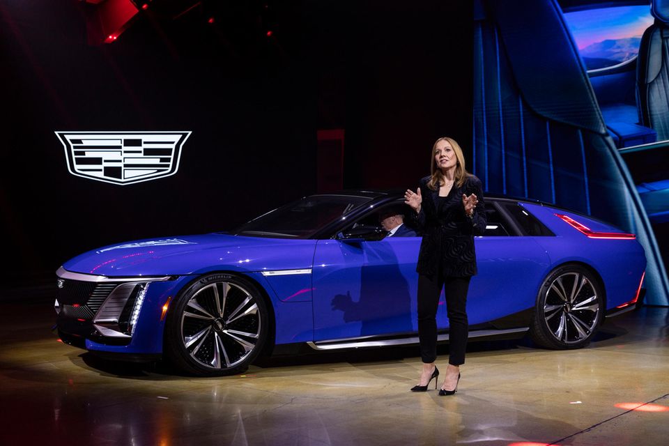 Mary Barra steht seit 2014 als CEO an der Spitze von General Motors, dem bis vor einigen Jahren größten Autobauer der Welt. Die Unternehmerin konnte den Umsatz im Geschäftsjahr 2021 laut „Fortune“ um 13 Prozent auf 127,0 Mrd. Dollar steigern. GM fiel in den „Global 500“ dennoch vom 49. auf den 64. Platz. Der Gewinn stieg den Angaben zufolge jedoch um 56 Prozent auf 10,0 Mrd. Dollar.